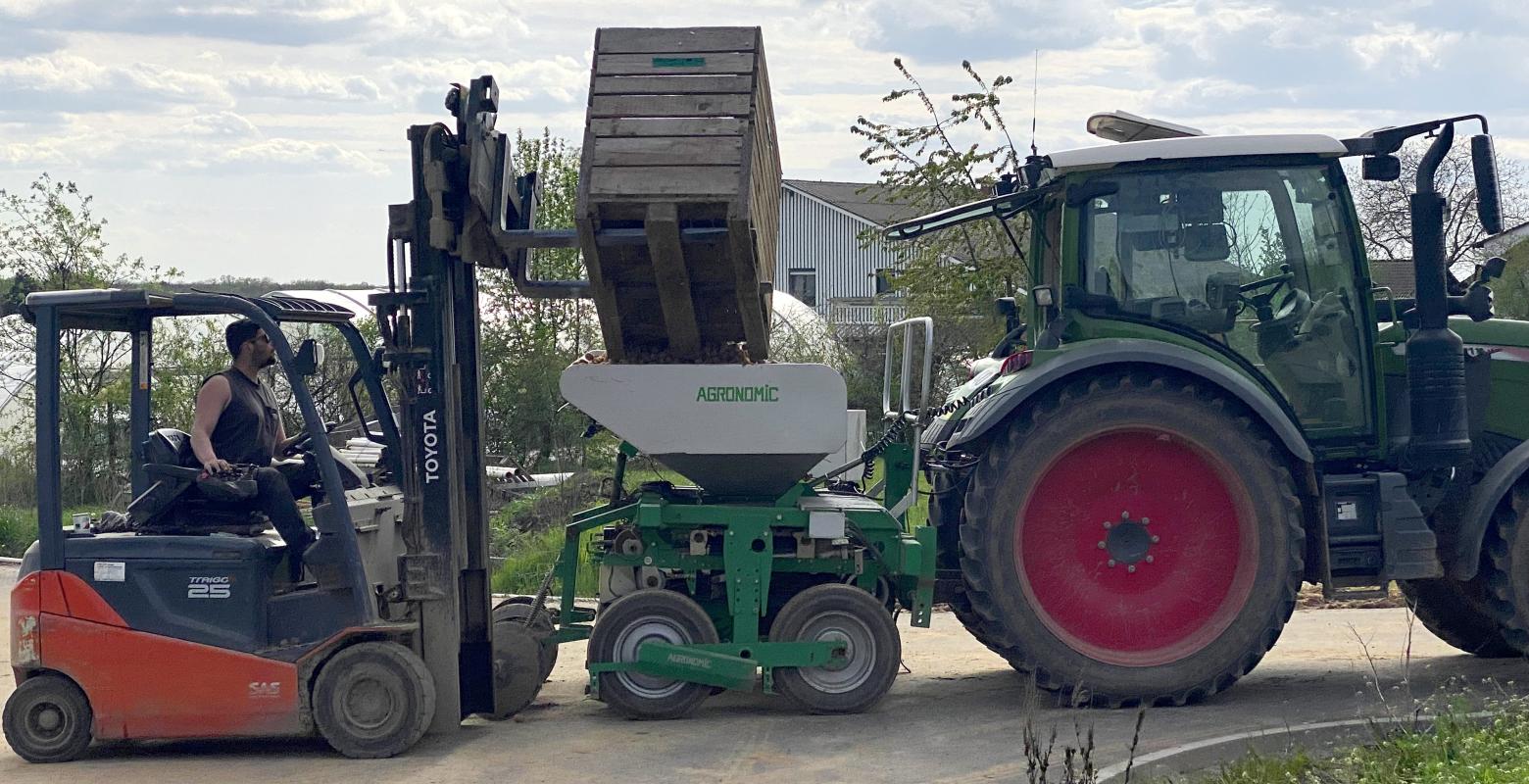 Legegerät befüllen mit Pflanzkartoffeln