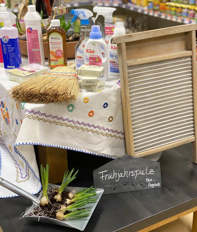 Frühjahrsputz Ladendeko Putzmittel