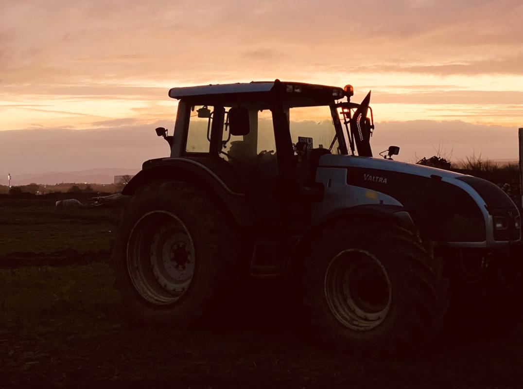 Valtra im Sonnenaufgang