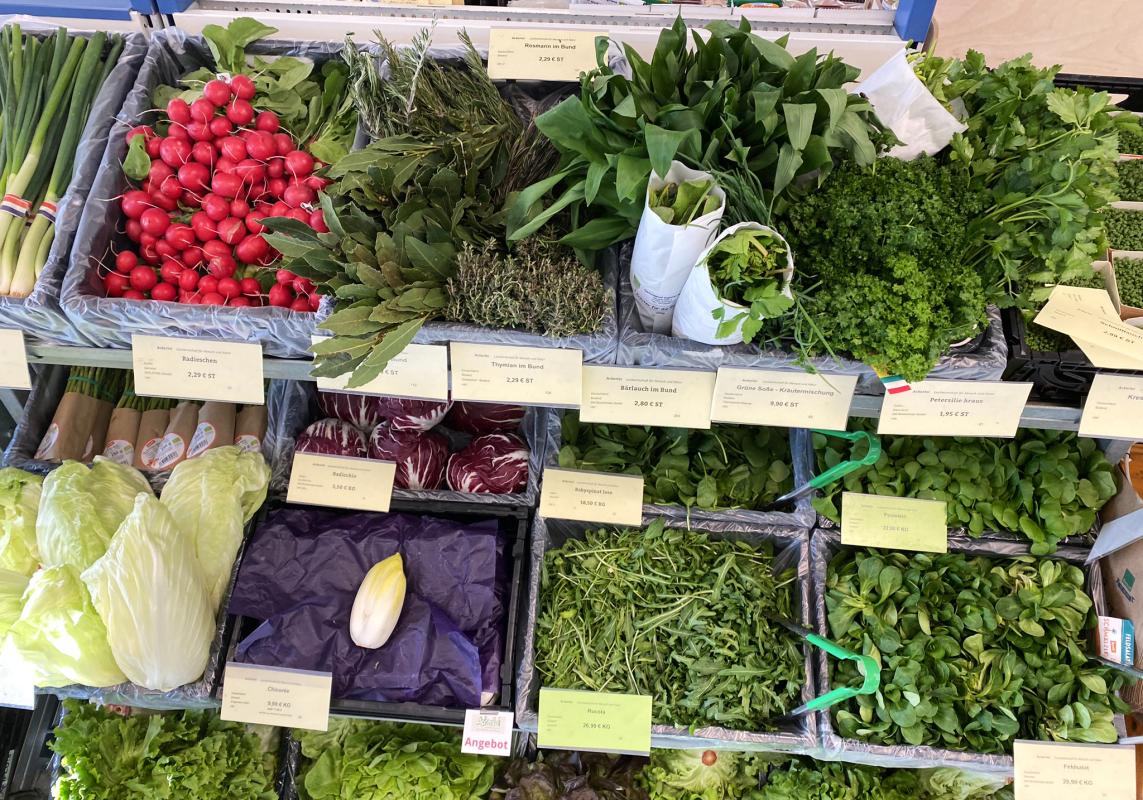 Salatund Kräuter im Hofladen