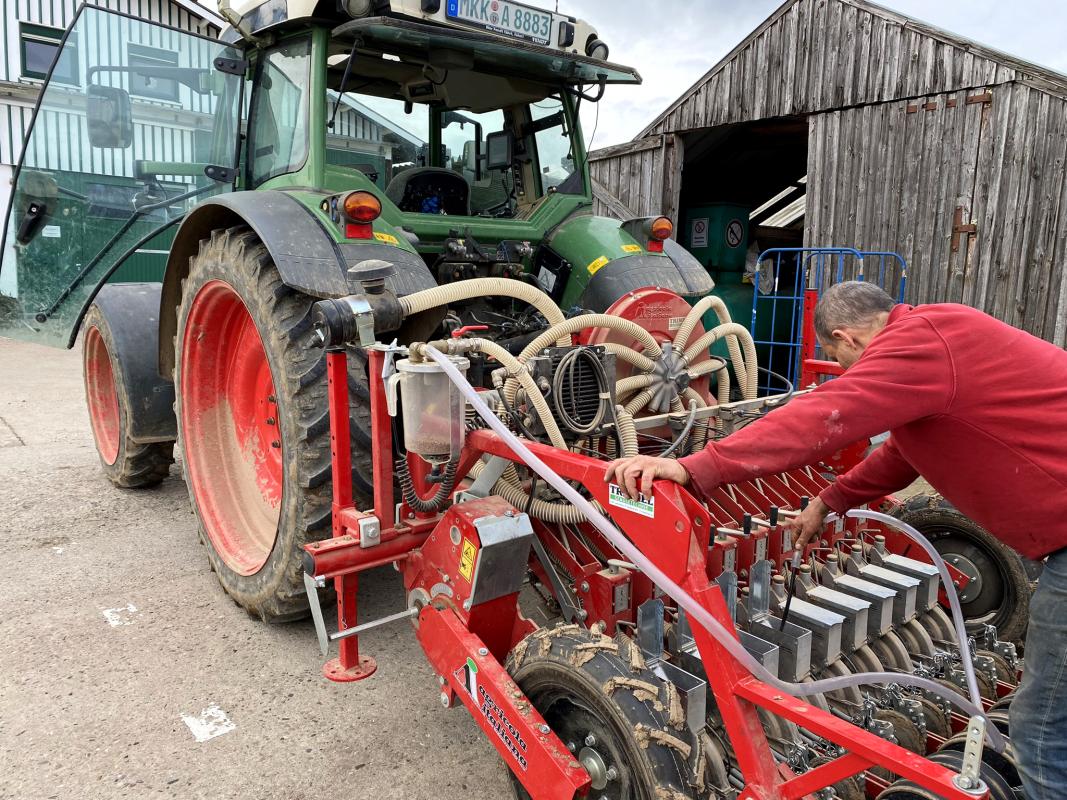 Thomas mit Traktor und Sämaschine