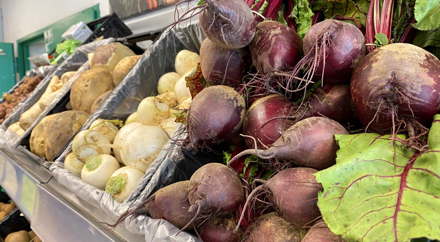 Rote Bete und Mairübchen im Laden