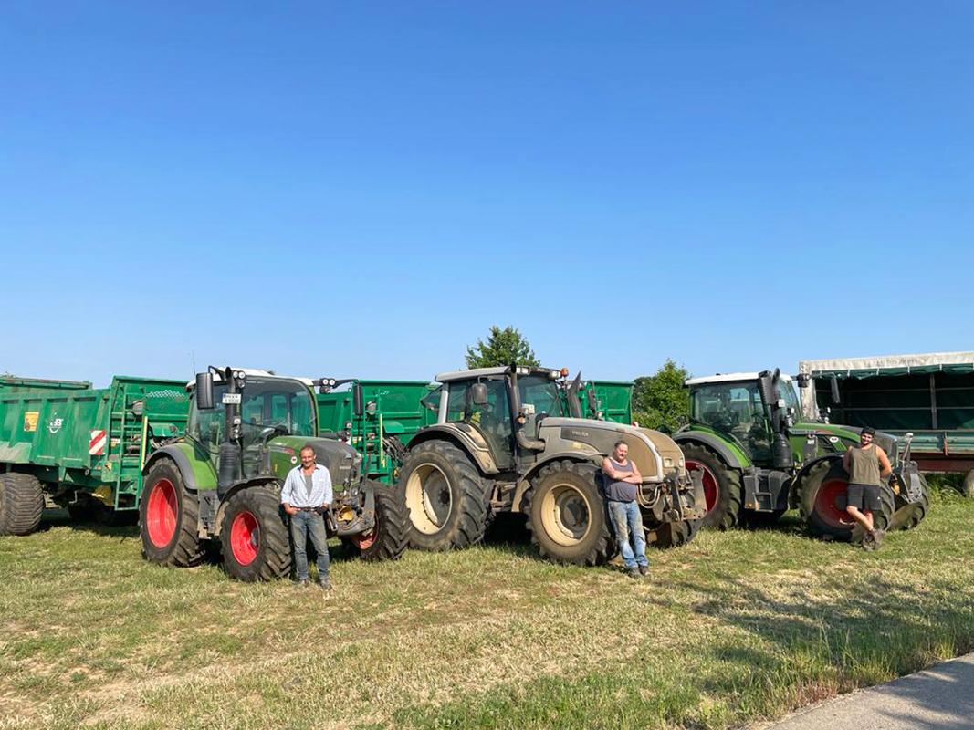 drei Generationen mit drei Traktoren