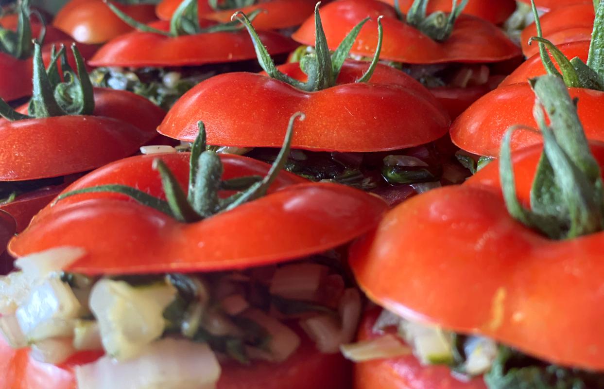 Tomaten mit Mangoldfüllung