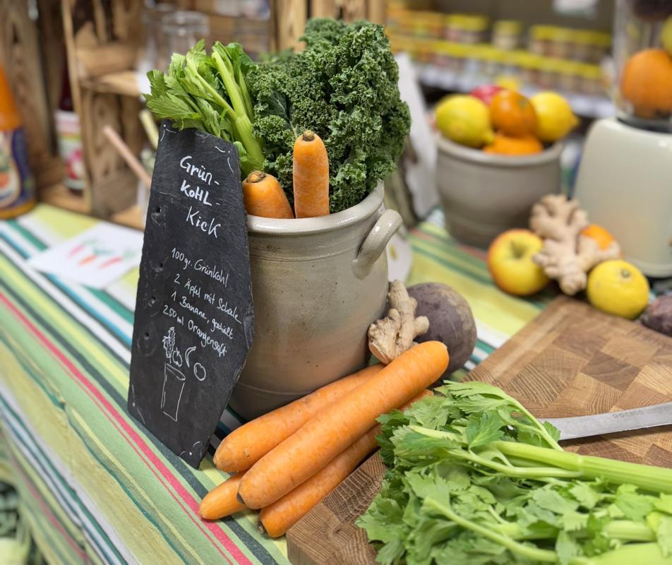 Dekoration im Hofladen Fastensäfte und Smoothies