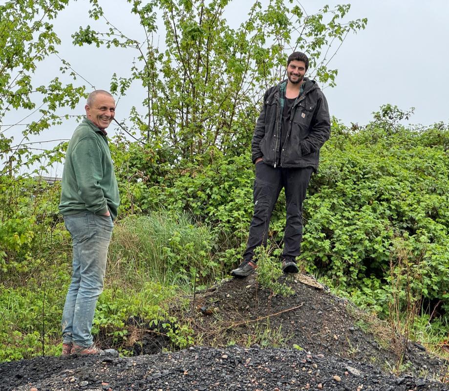 Philipp und Thomas auf der Baustelle