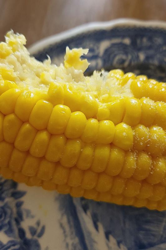 Maiskolben auf dem Teller