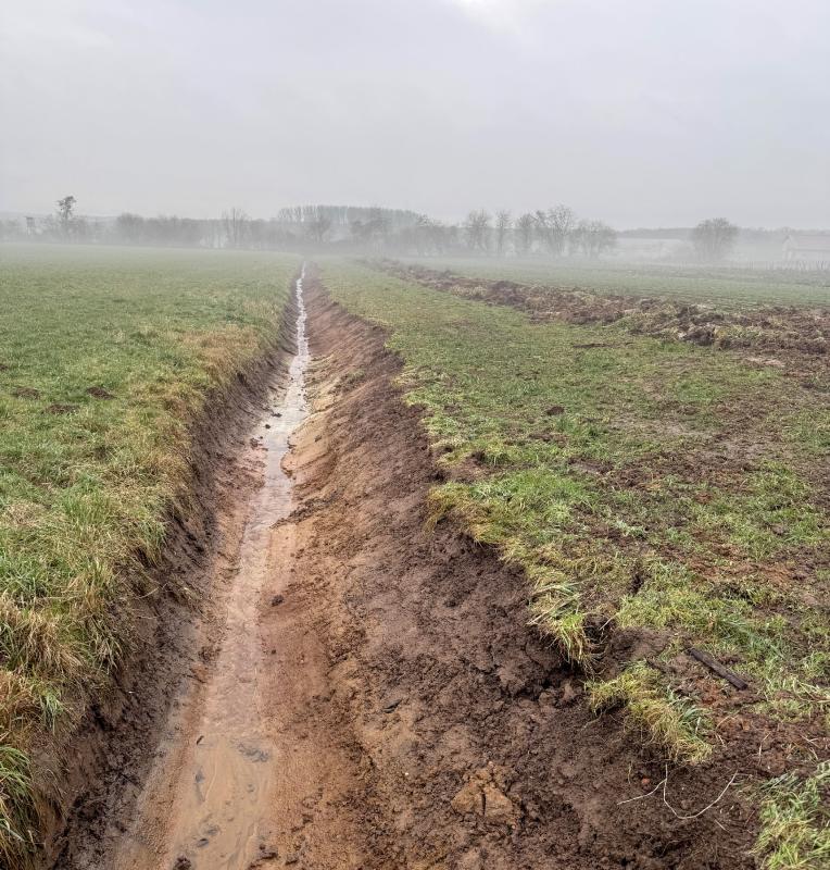 ausgebaggerter Graben