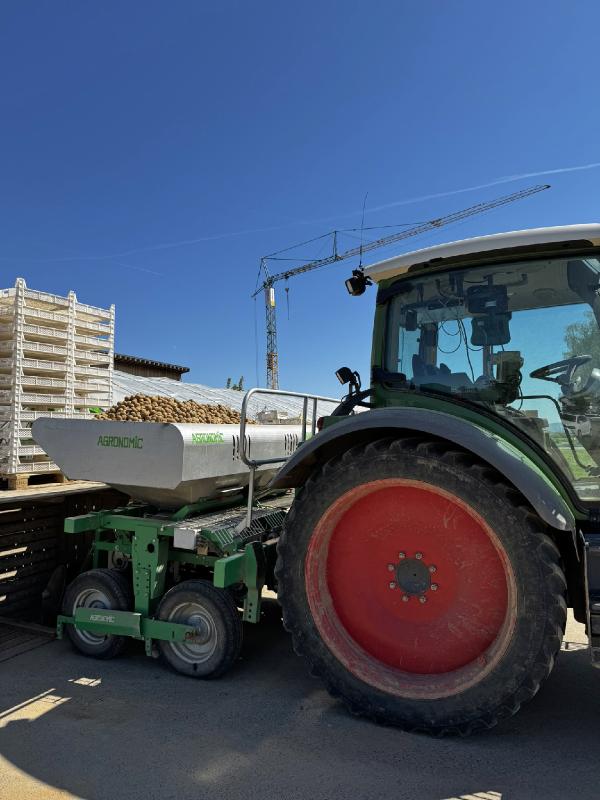 Traktor mit Kartoffellegegerät