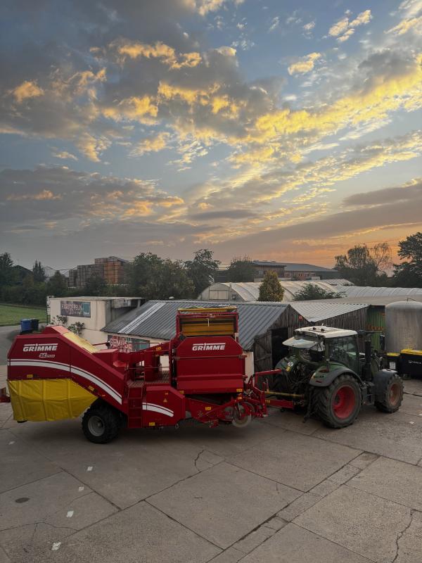 Fendt mit Kartoffelroder